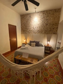 La decoración de la habitación es muy bonita