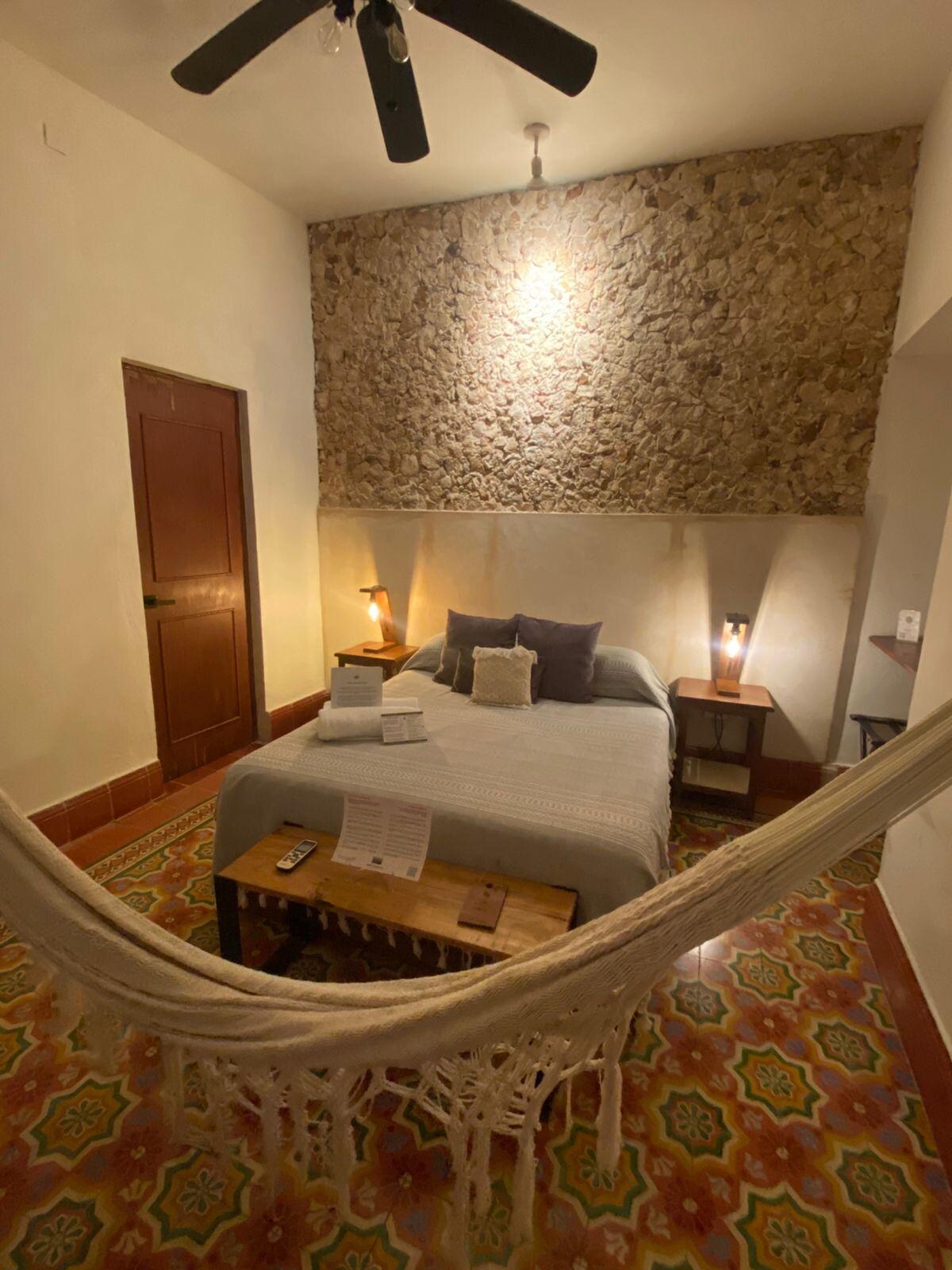 La decoración de la habitación es muy bonita