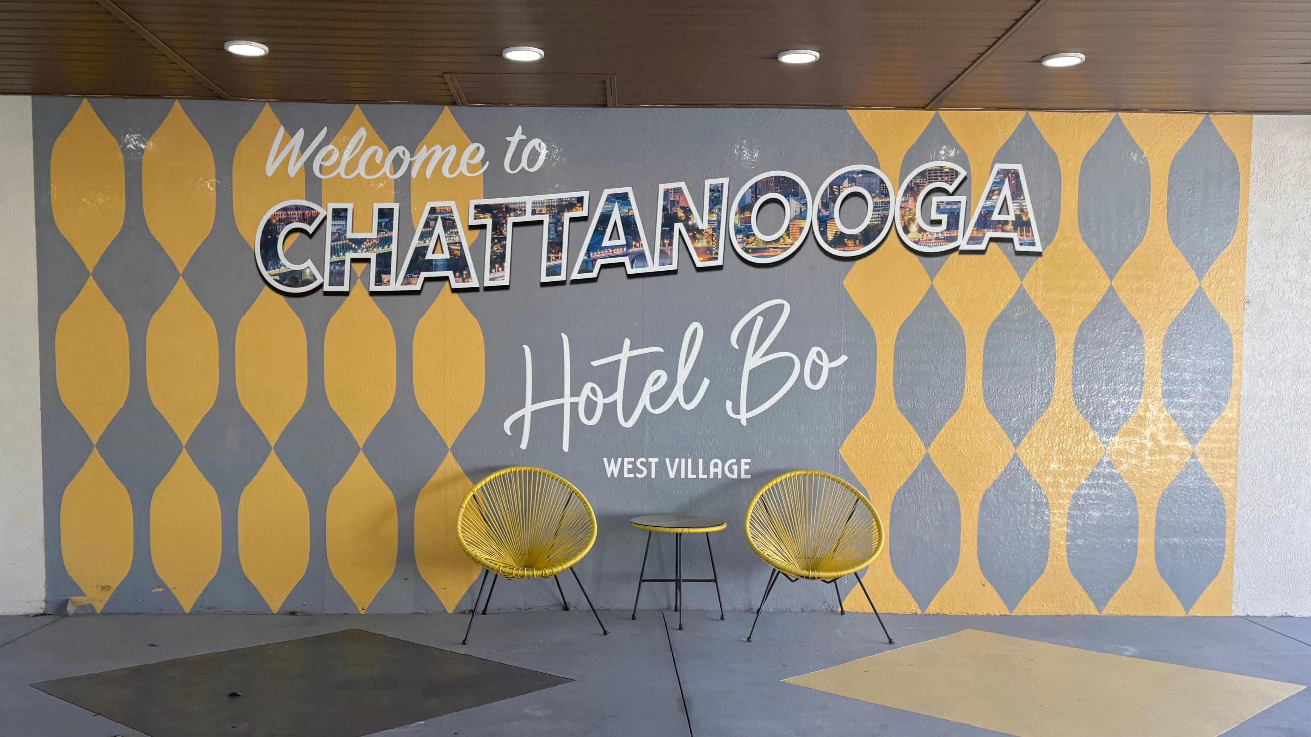 Walk way to the lobby. 