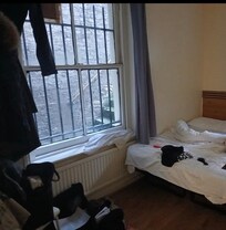 Vue sur un escalier qui donne à une grange avec une porte ouverte