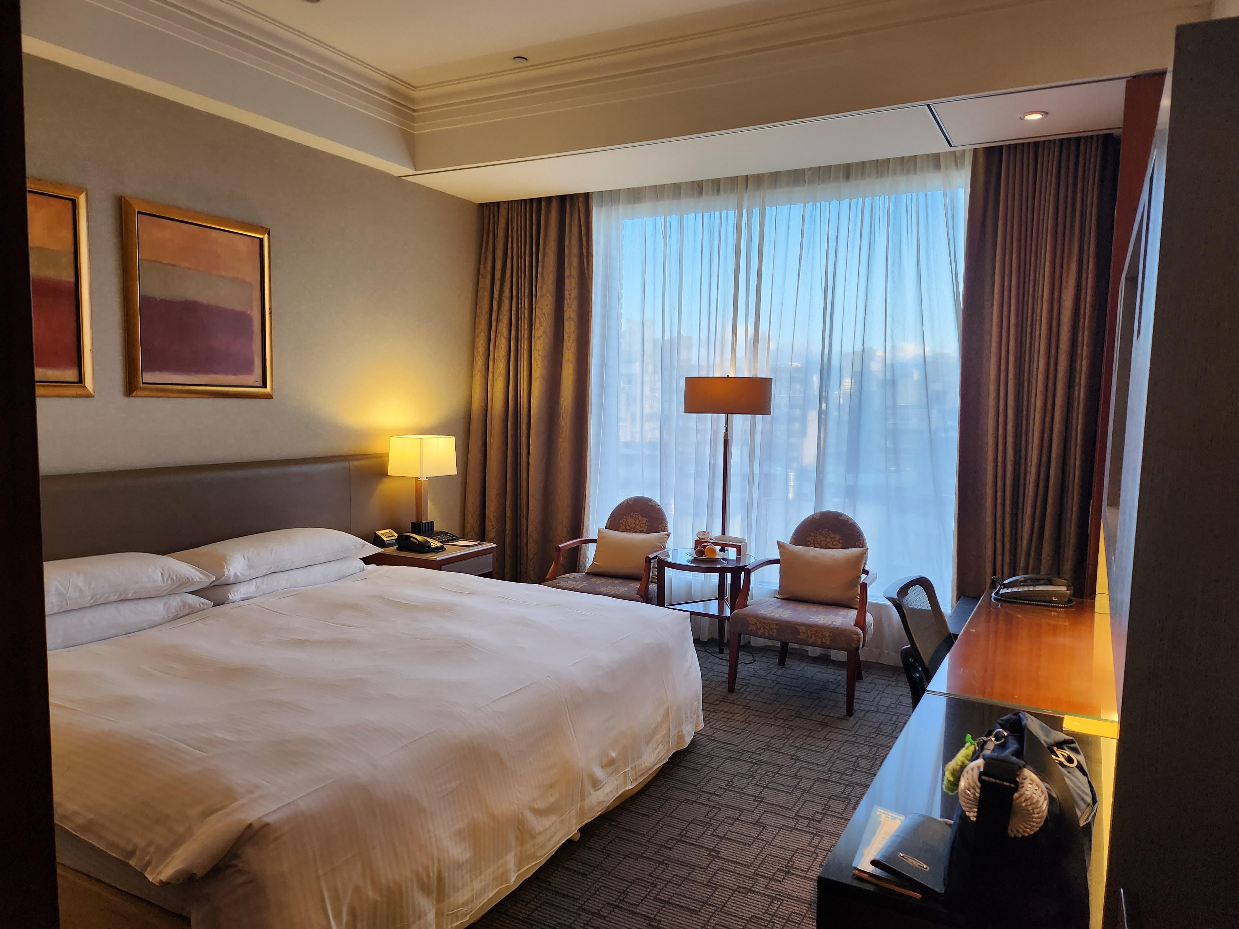 방이 넓고 깔끔합니다. 전반적으로 쾌적합니다.