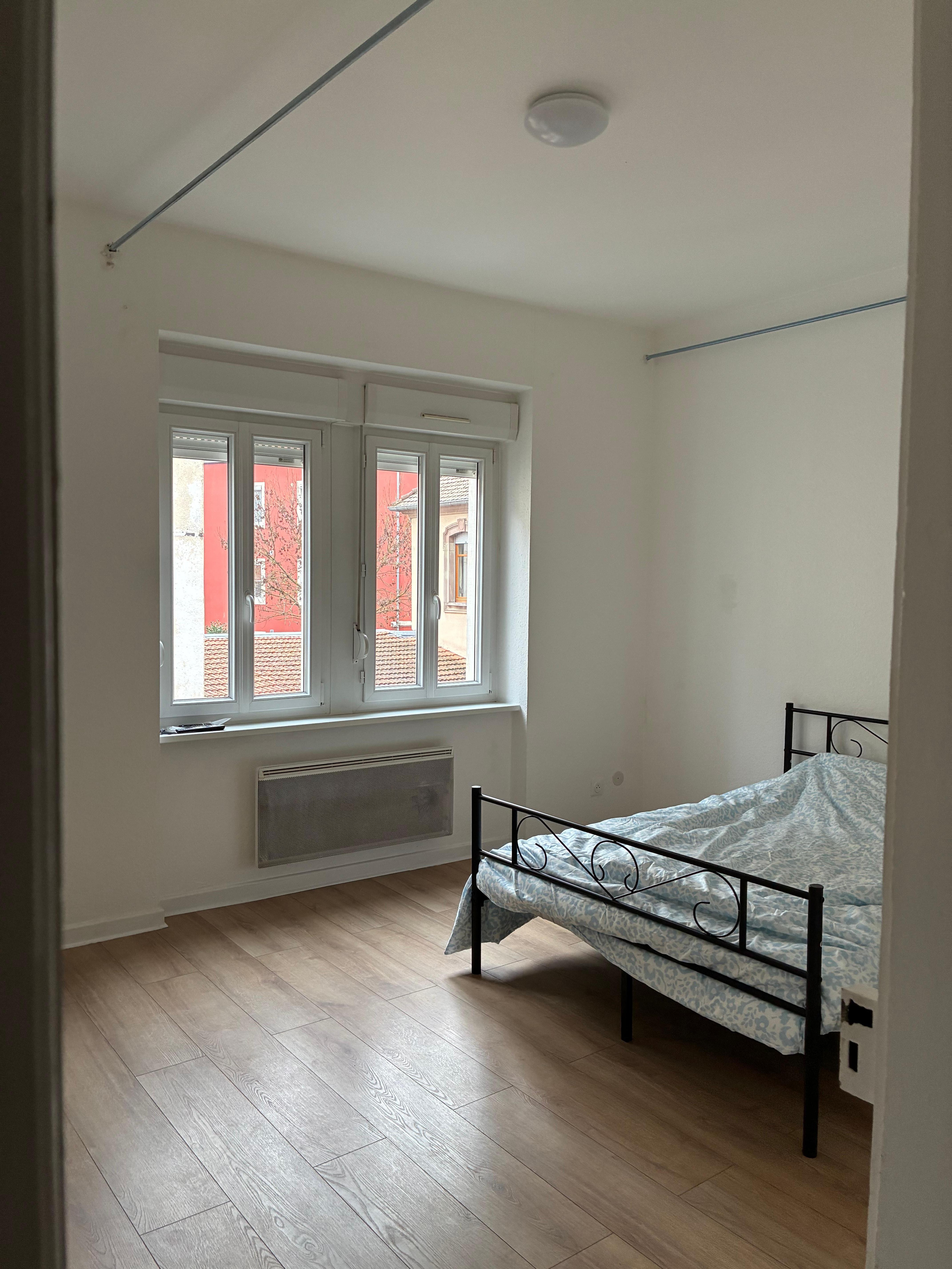 Chambre très spacieuse car très vide… Dans une autre chambre il y a une penderie, mais sans cintres.