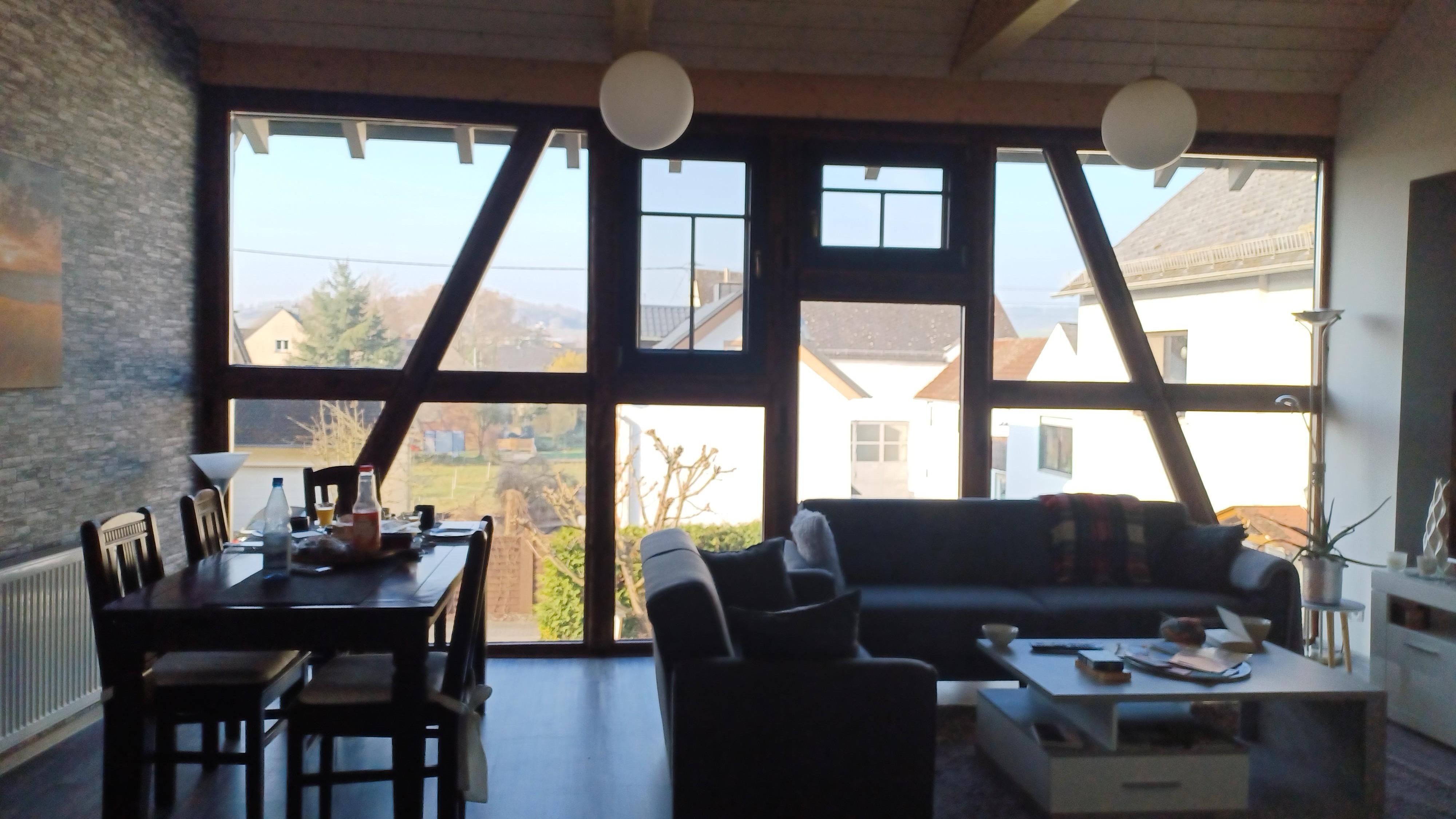 Sehr nette Gastgeber,  aufmerksam und freundlich haben sie uns begrüßt.  Eine ausgesprochen schöne helle Wohnung. Tollet aufenthalt un