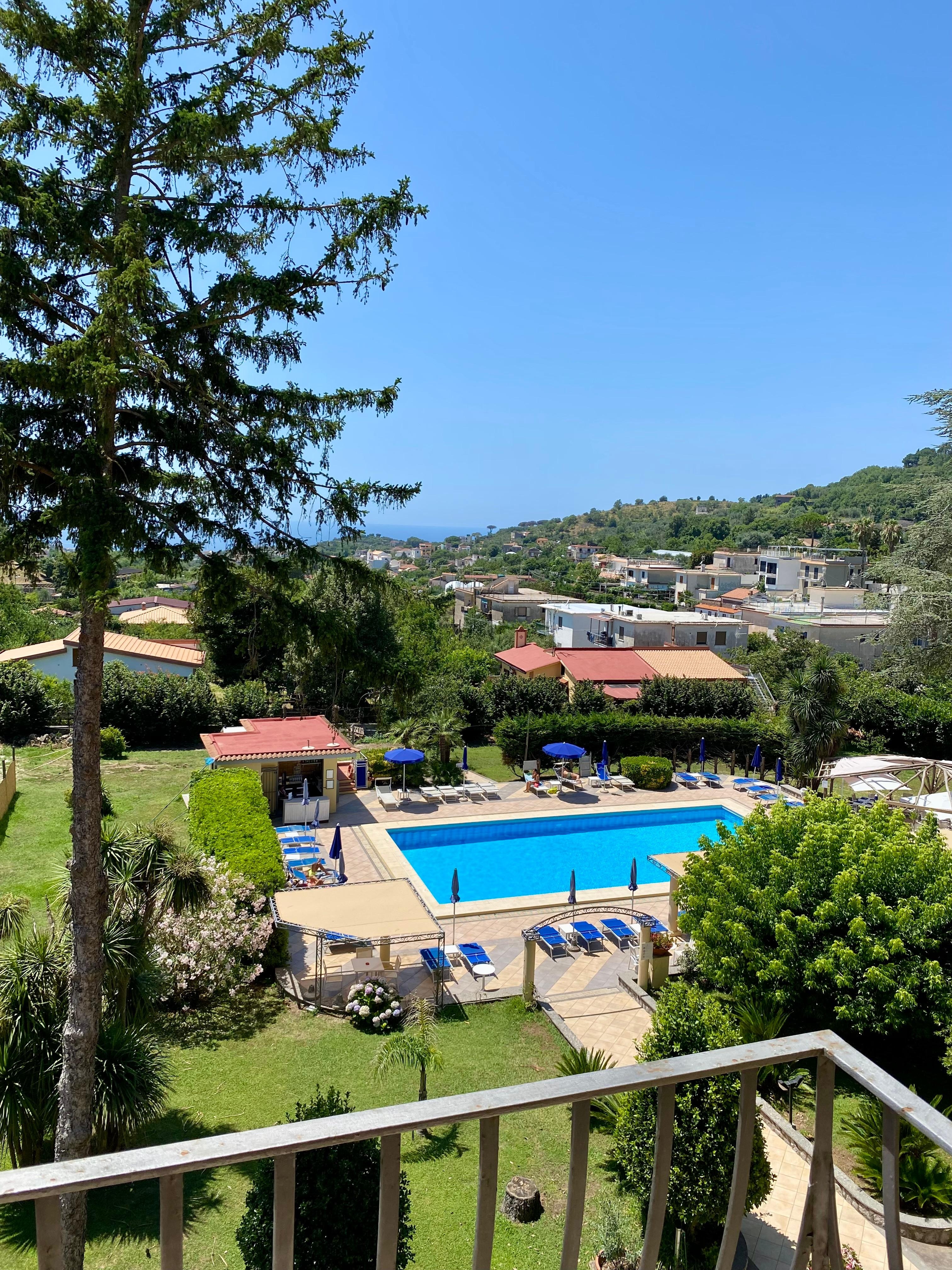 Poolområde og udsigt fra balkonen