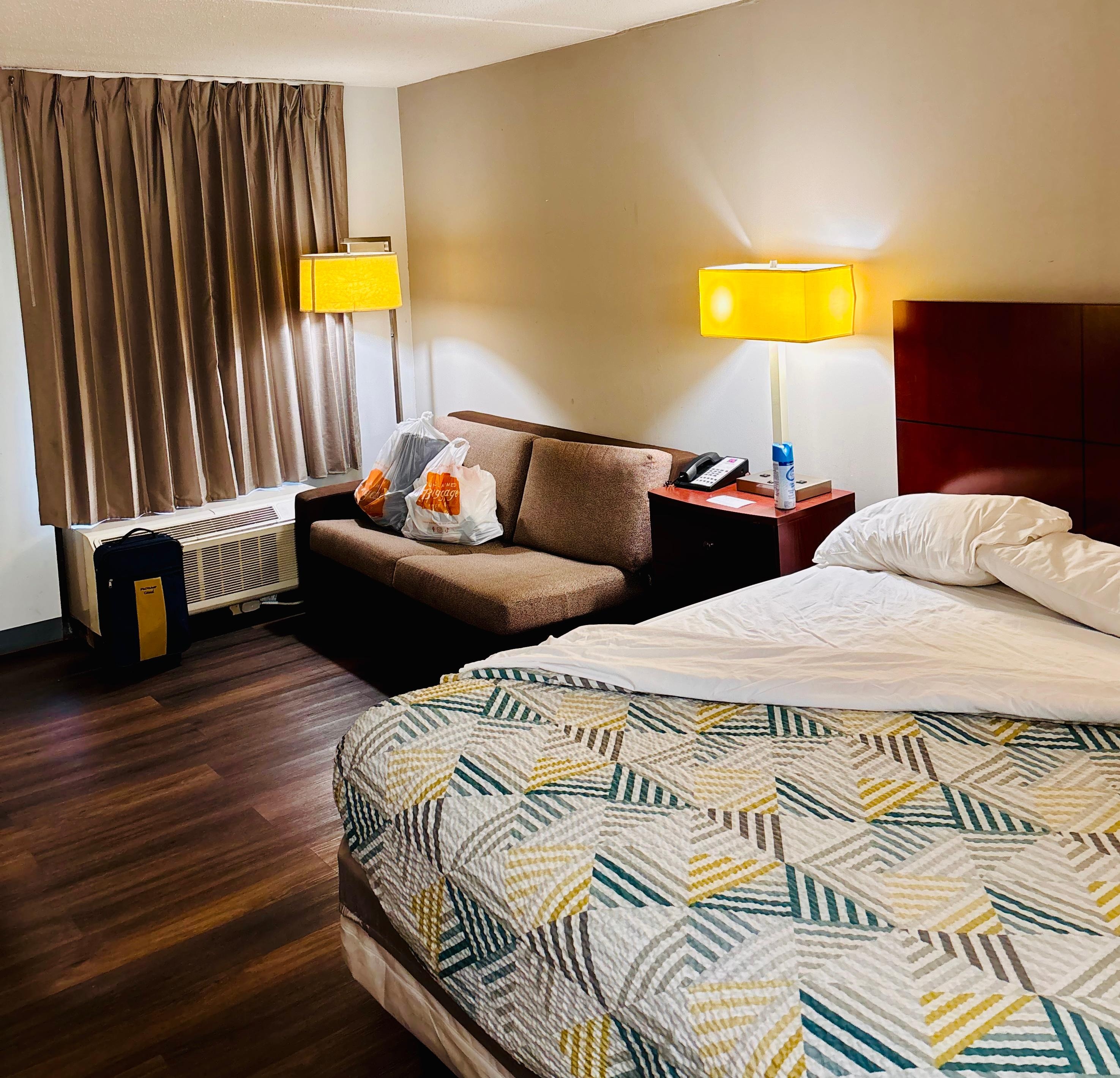 Standard smoking room - comfortable bed for a few nights