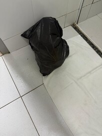 Além do lixo, nada era reposto.