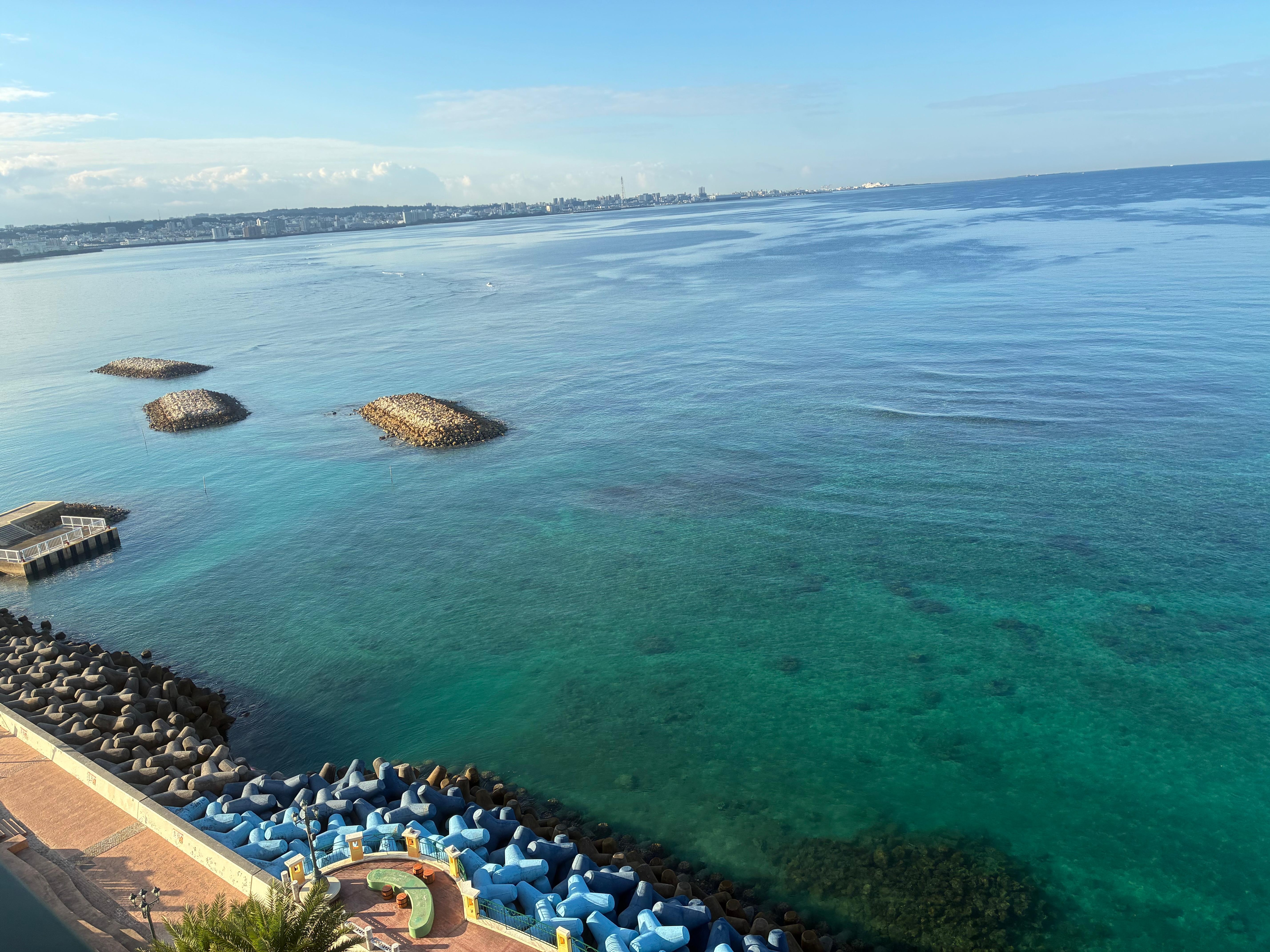 エメラルドグリーンに輝く海が最高です。