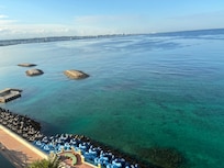 エメラルドグリーンに輝く海が最高です。