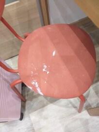 Chaise sale avec peinture blanche