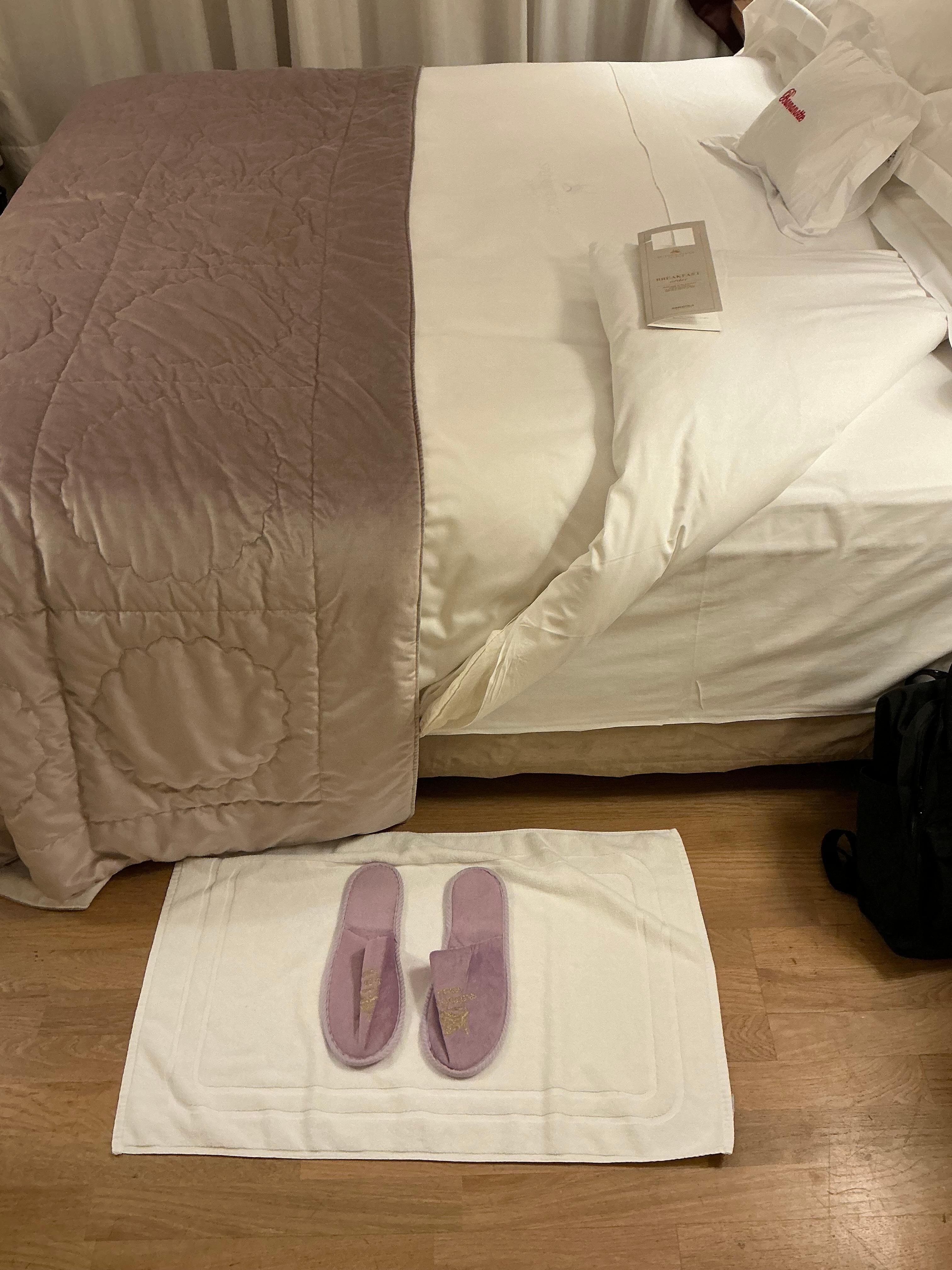 This is how I was greeted when I entered my room late at night 👍🏼