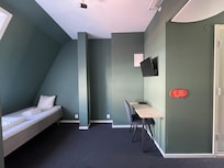 Habitación triple, espacio amplio, aquí esta la cama individual.