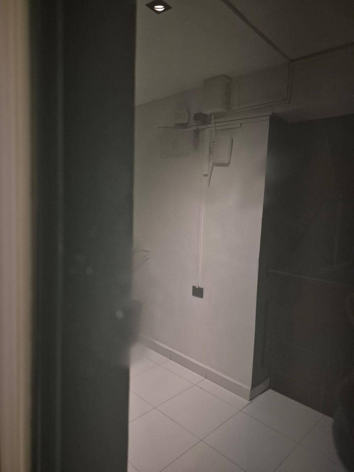 Golpes en la ventana después de intentar entrar y abrir la puerta.