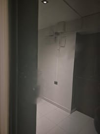 Golpes en la ventana después de intentar entrar y abrir la puerta.