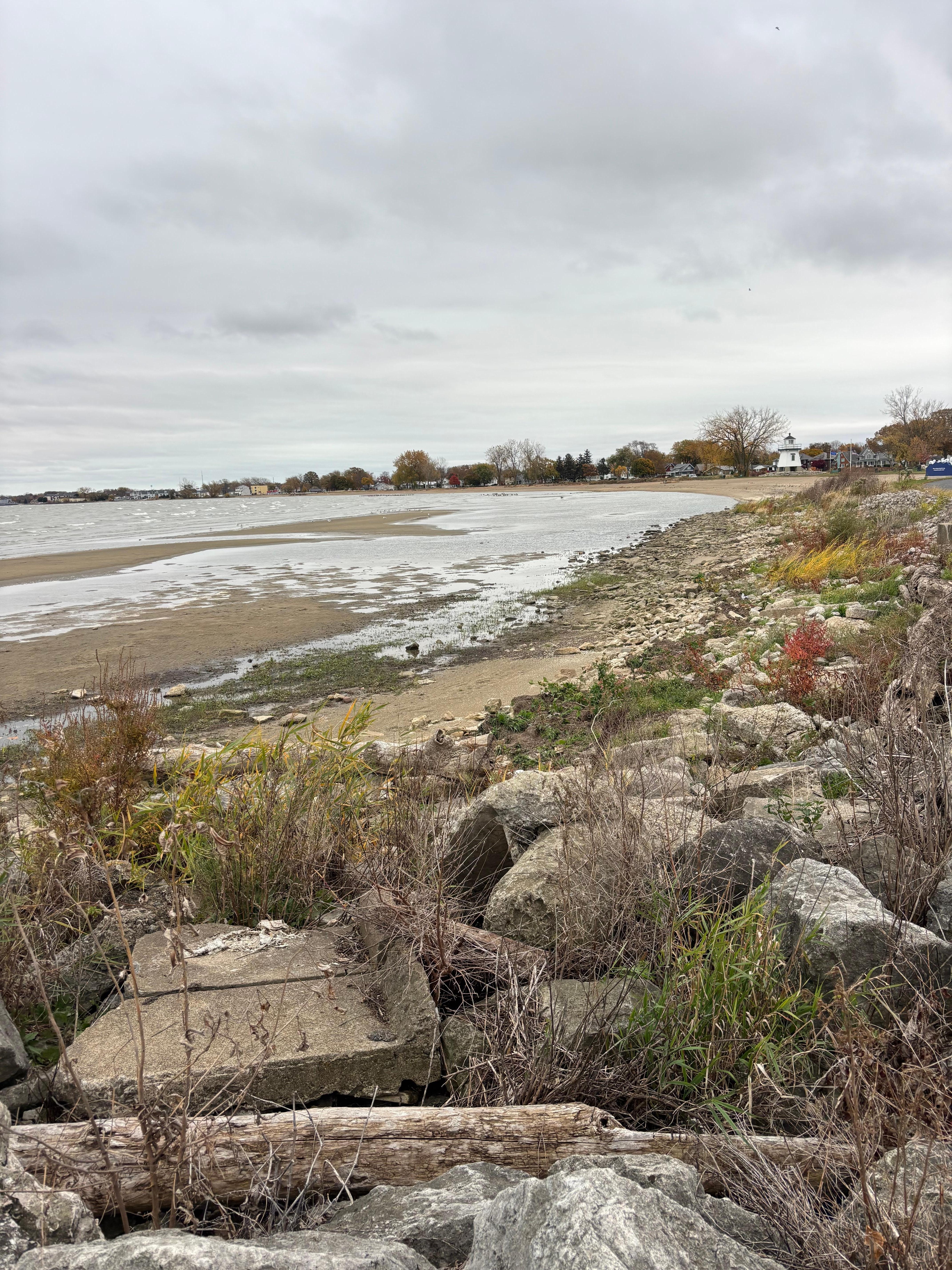Beautiful beach within a 10 min walk. Castalia Quarry another great hike option