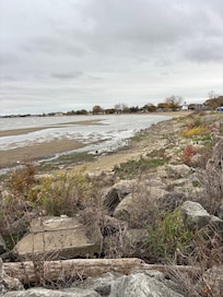 Beautiful beach within a 10 min walk. Castalia Quarry another great hike option