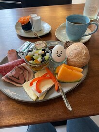 Deilig frokost lagt på tallerken, kun til deg, og her mangler du ingenting.