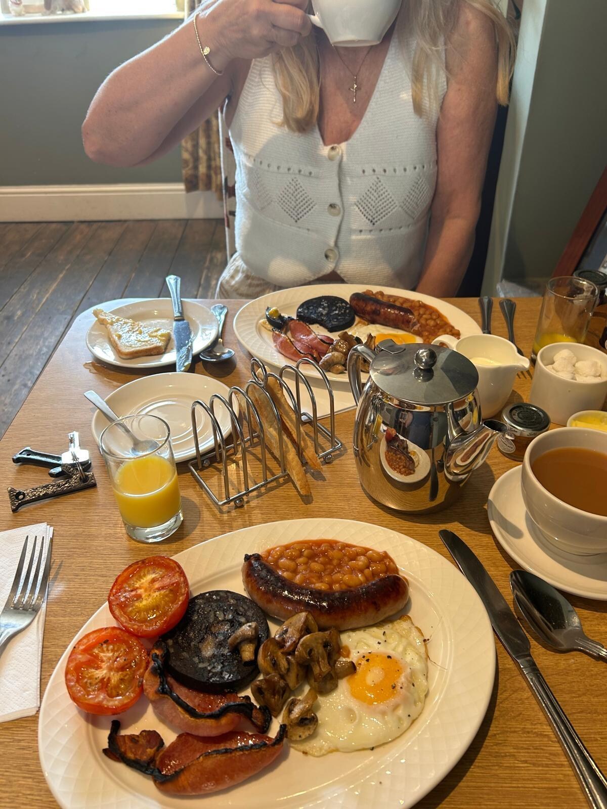 Gorgeous breakfast on a piping hot plate 