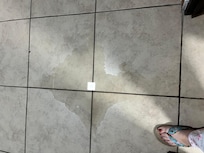 El baño se salia el agua por debajo cuando hechabas el agua.