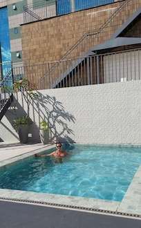 Na piscina do Hotel Savassi.