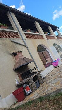 Voila la maison de lâextĂ©rieur