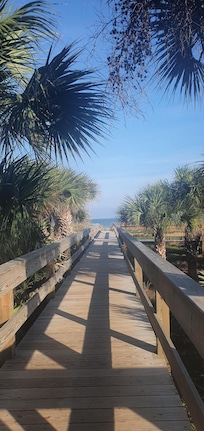 Une des passerelles qui mène à la plage