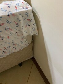 Roupa de cama rasgada, sem ser parte do jogo. Fronhas diferentes lençol de cima roto