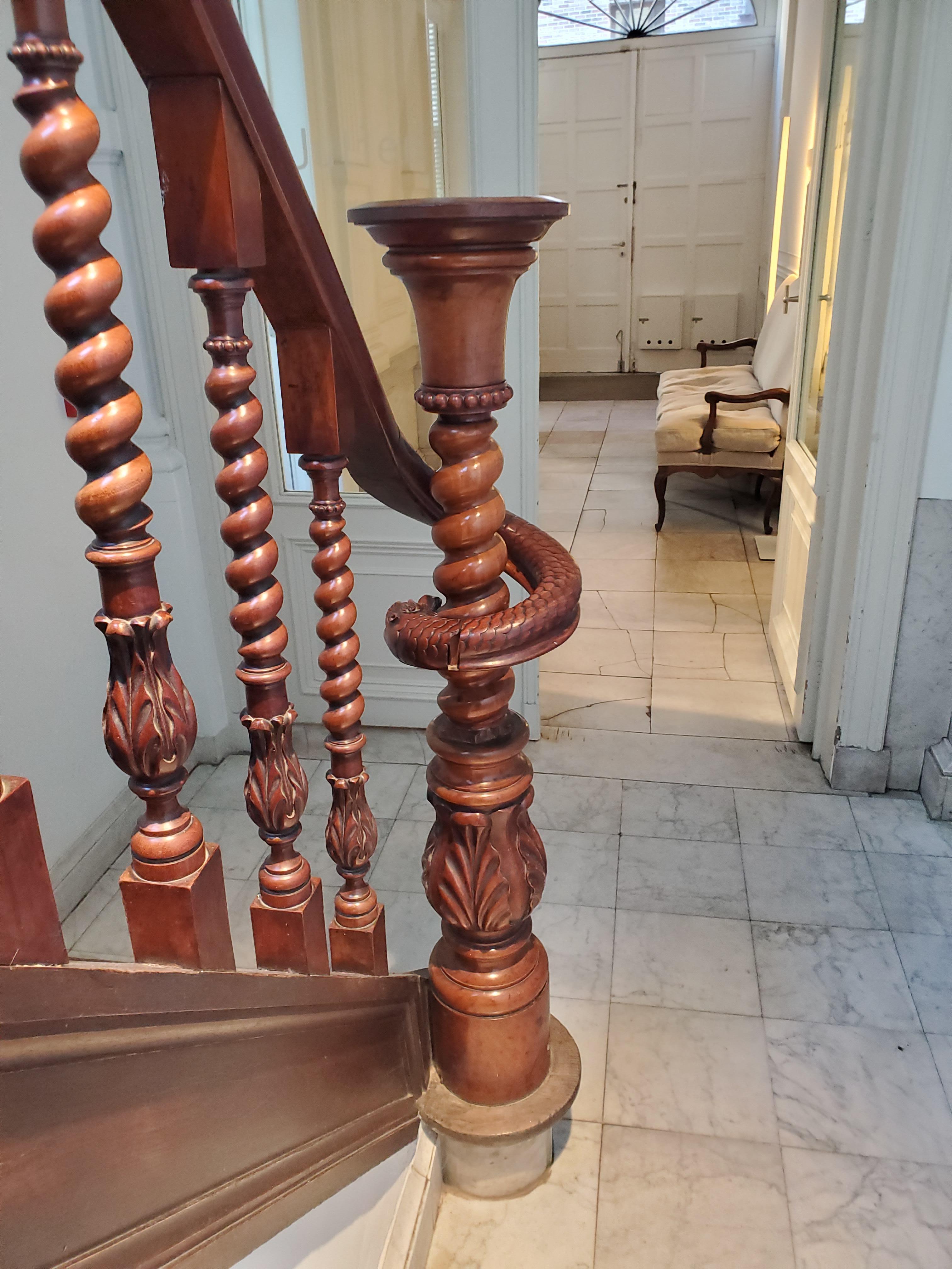 Keeping the charm of the buildings | Wooden handrail.