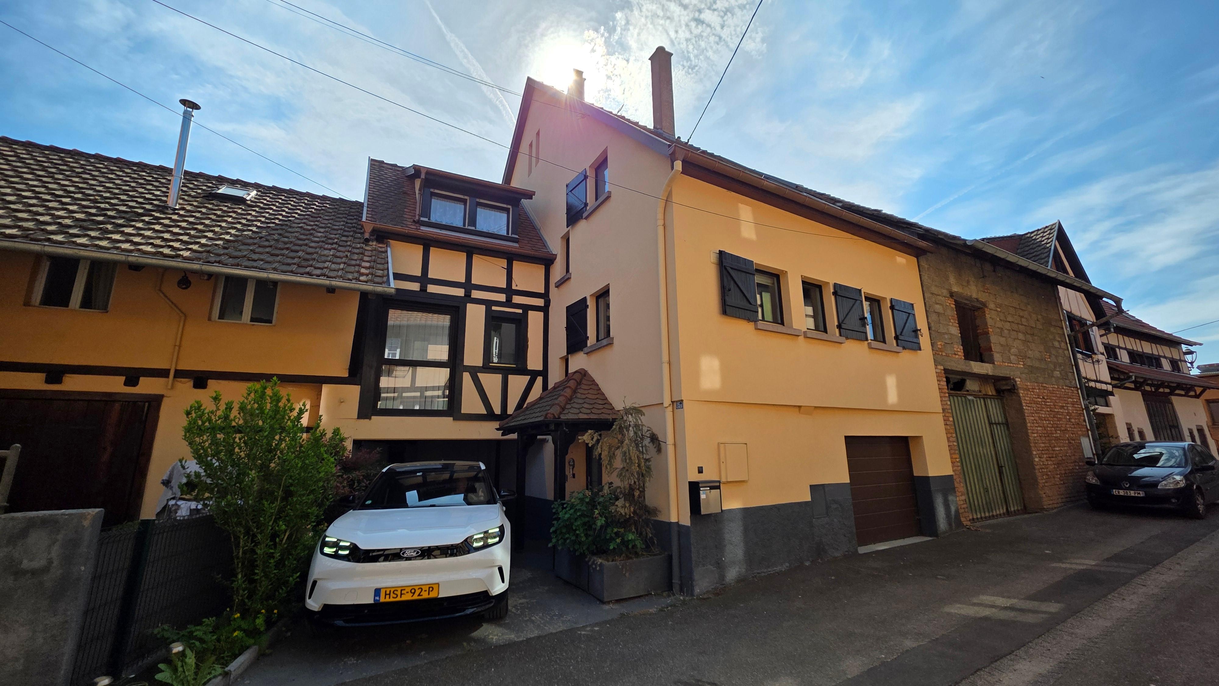 Voorzijde van het huis waarop de garage en oprit zichtbaar zijn