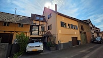 Voorzijde van het huis waarop de garage en oprit zichtbaar zijn