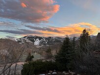 The home was very accommodating and the location up on the mountain made for memorable sunsets all week!