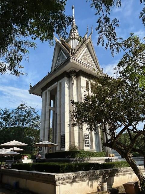 大虐殺のあった場所に建てられたキリングフィールドの慰霊塔