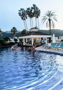 Swim up bar pool