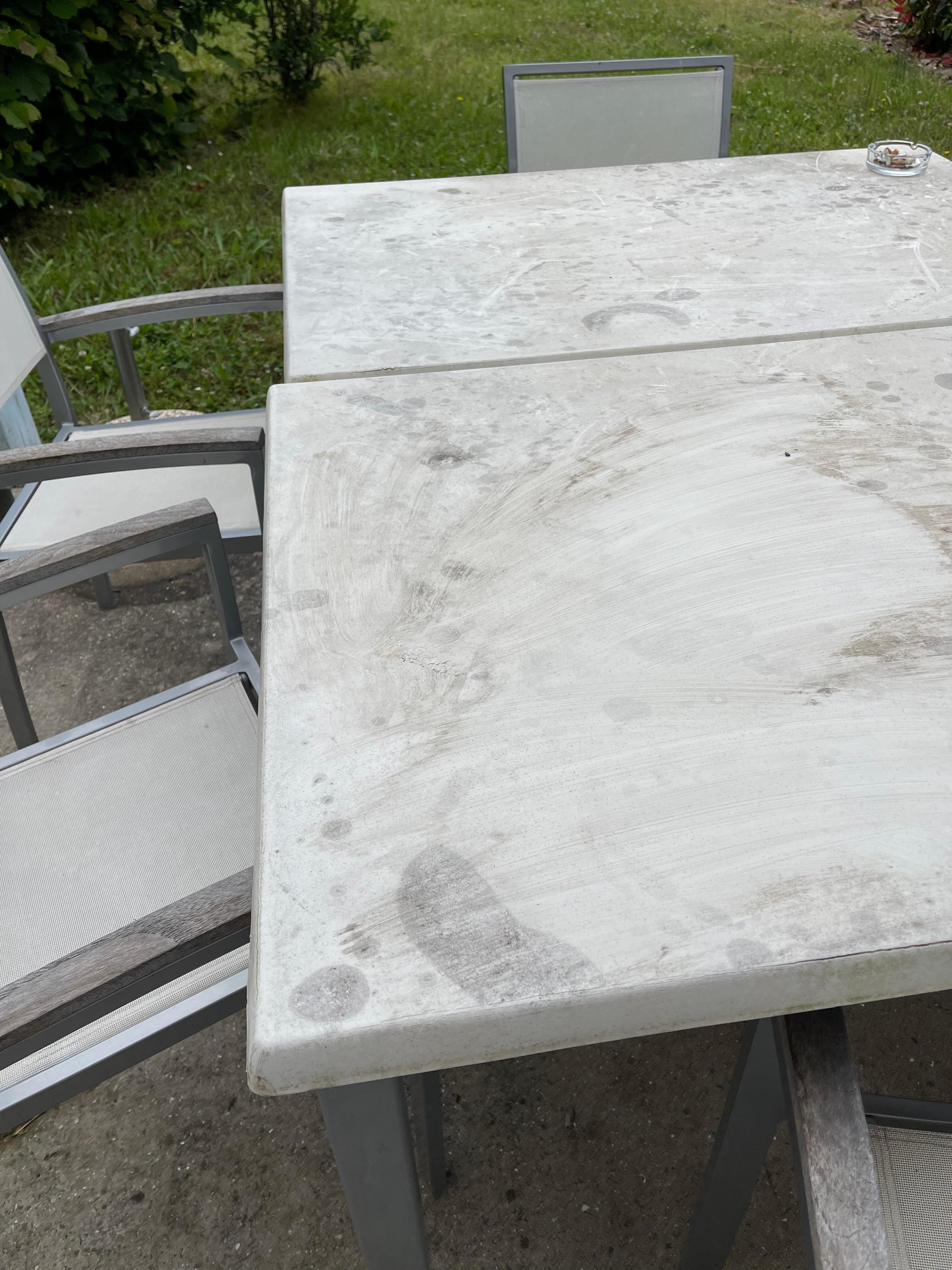 La table à l’extérieur 