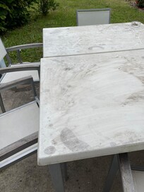 La table à l’extérieur