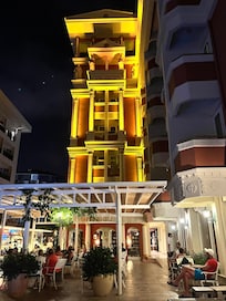 Otel ön cephe