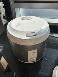 밥솥 뚜껑에 계속 더러운게 묻었는데 4 일 내내 그대로임 .