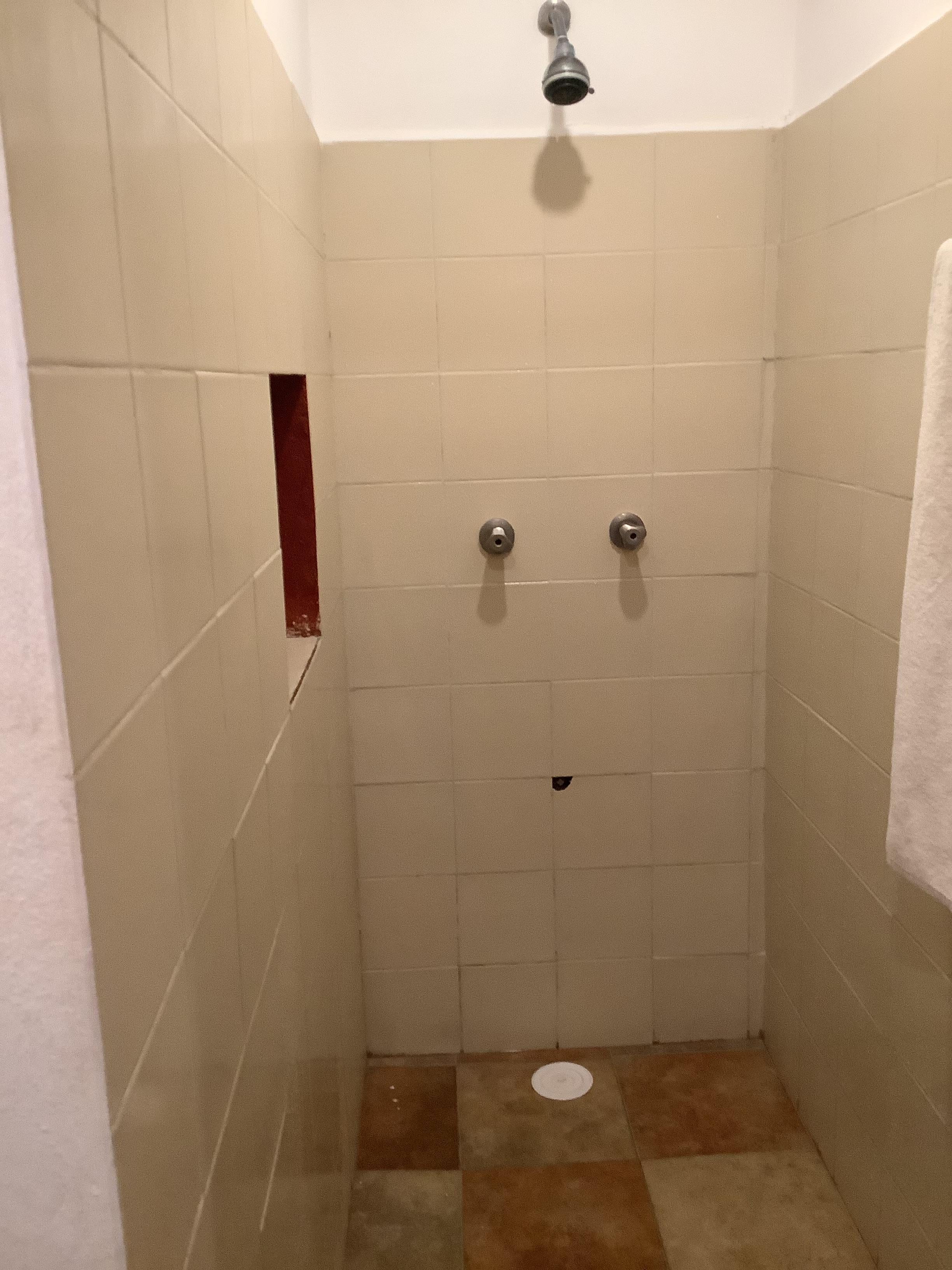 Robinets très anciens mais excellent débit d'eau bien chaude.