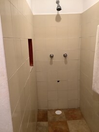 Robinets très anciens mais excellent débit d'eau bien chaude.