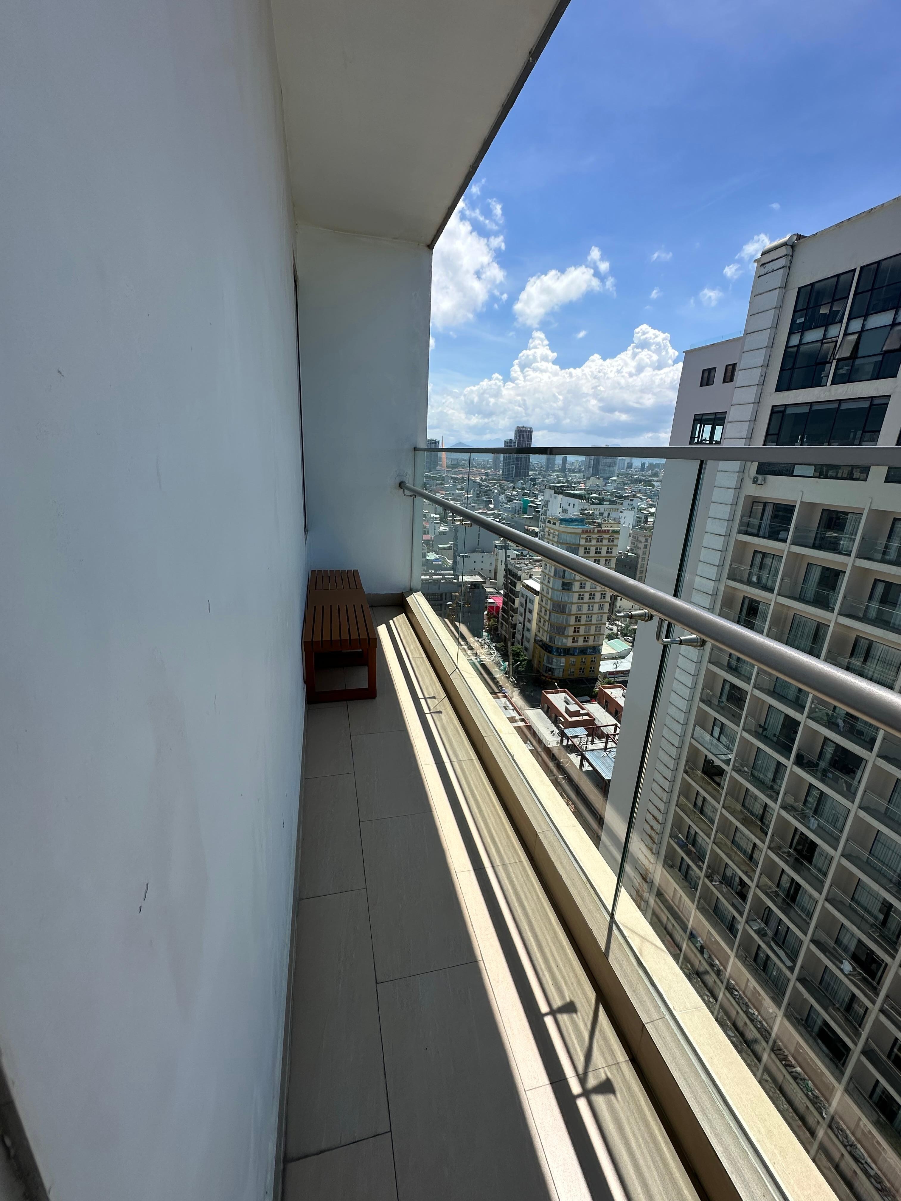 Second balcony of the side of the room on the 21st floor 