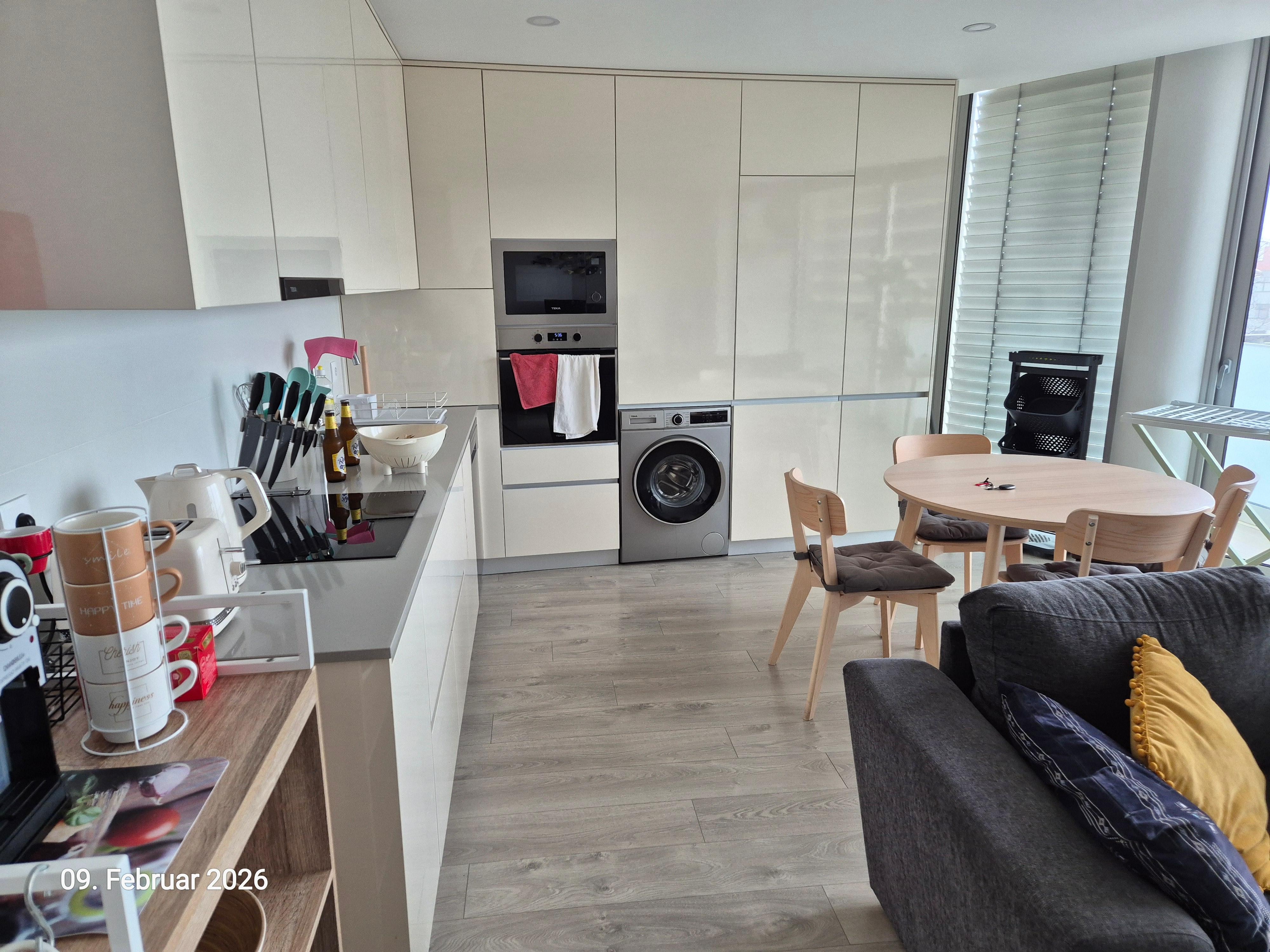 Küche mit Wohn-, Essbereich