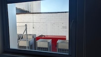 Ausblick aus dem Zimmerfenster. Außer der optischen auch eine akustische Beleidigung der Sinne.