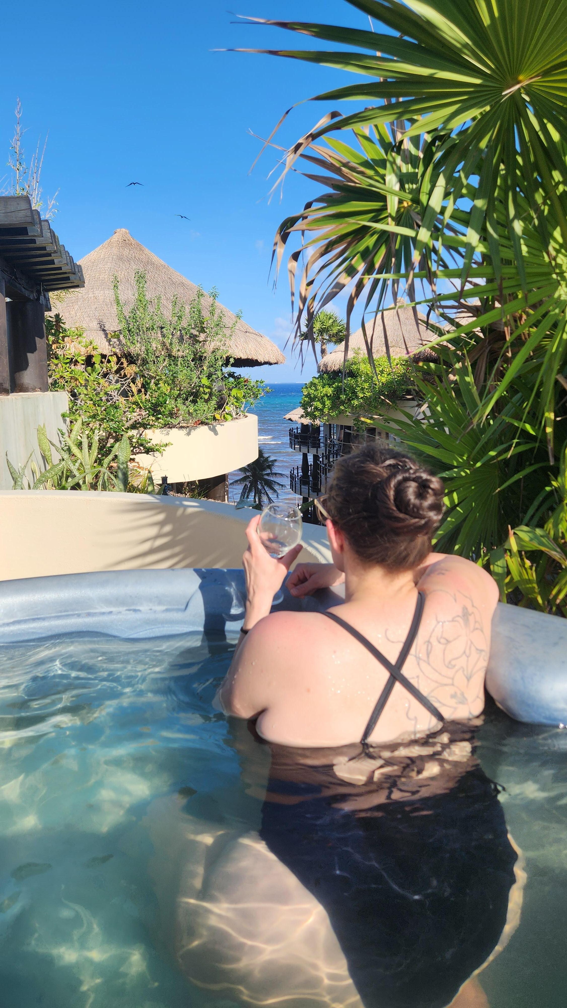 Ocean view from our hot tub❤️ 2 bedrooms penthouse