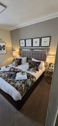 Super comfy king sized bed.