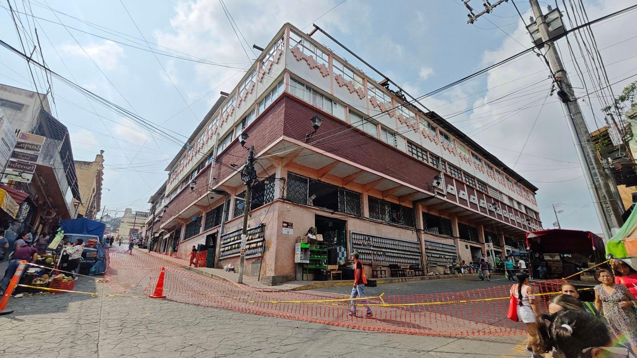 Es mejor tomar un taxi para llegar al centro y evitar el trafico con calles cerradas y pendientes pronunciadas.