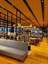 Hotel lobby/breakfast area