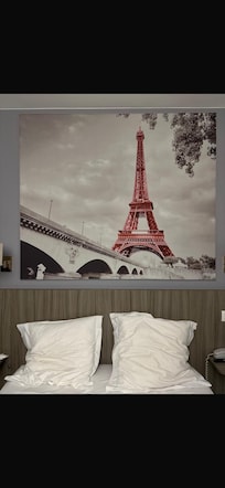 Déco de notre chambre n* 103 mais je pense qu’il existe dans l’angle de cet hôtel des chambres avec vue réelle sur la vraie Tour Eiffel (à demander lors de votre réservation) En tout cas situation cours Pasteur à 1 mn du métro et de 2 supers restos