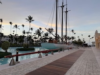 Night stroll to the restaurant