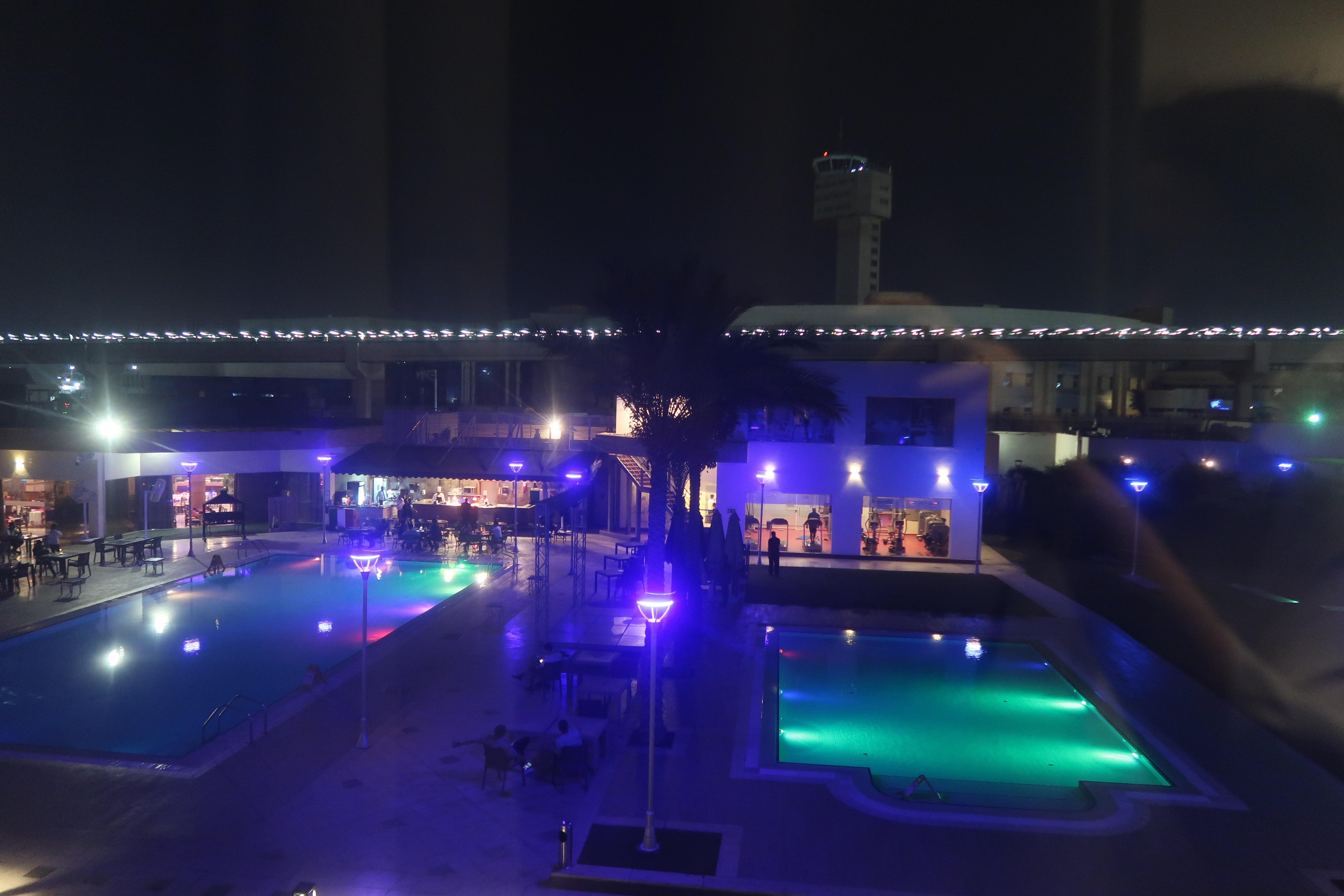 夜のプール。ライトアップがきれい。が、ちゃんと警備員さんが巡回している。