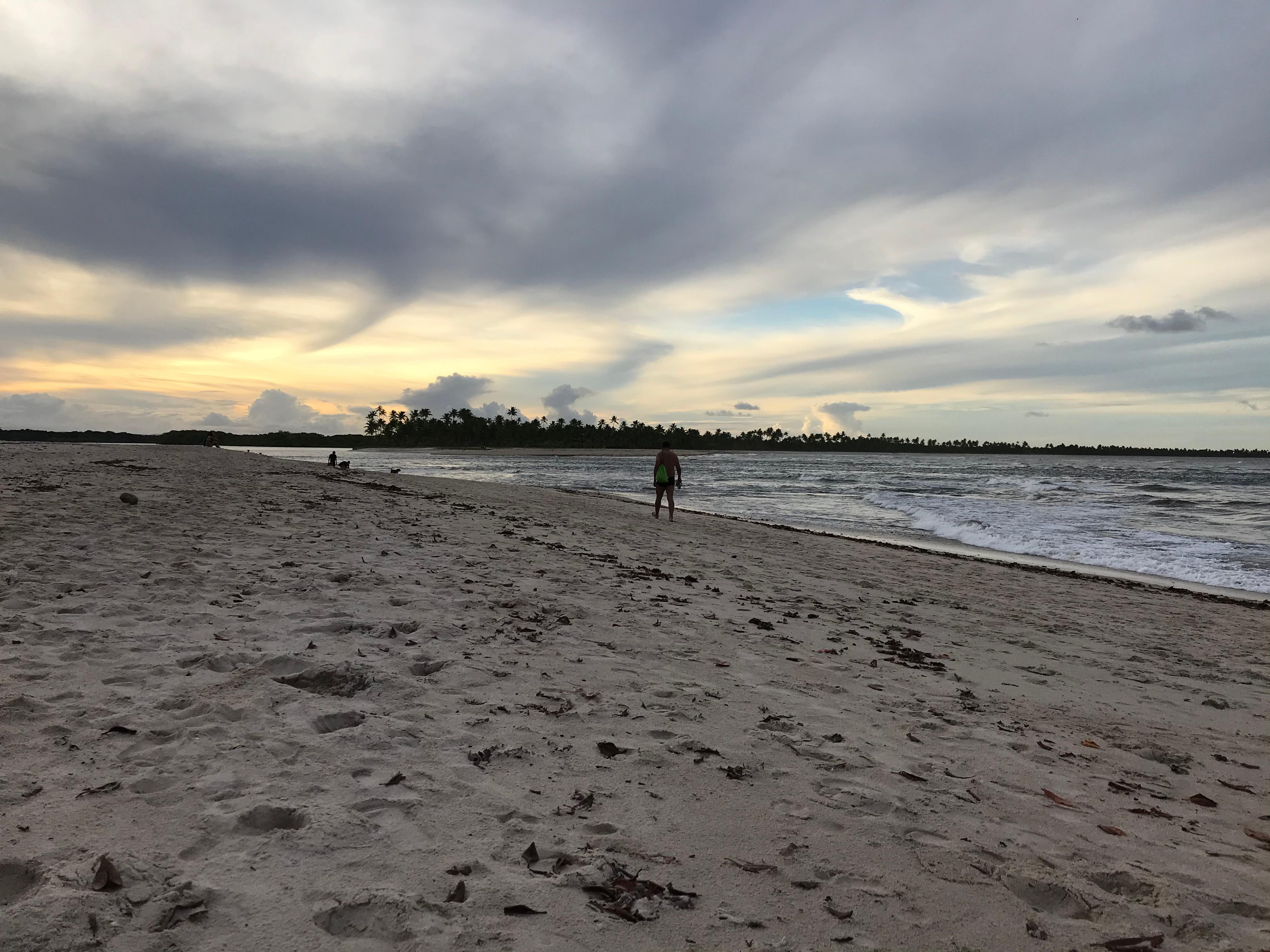 Por do sol da praia em frente a pousada!