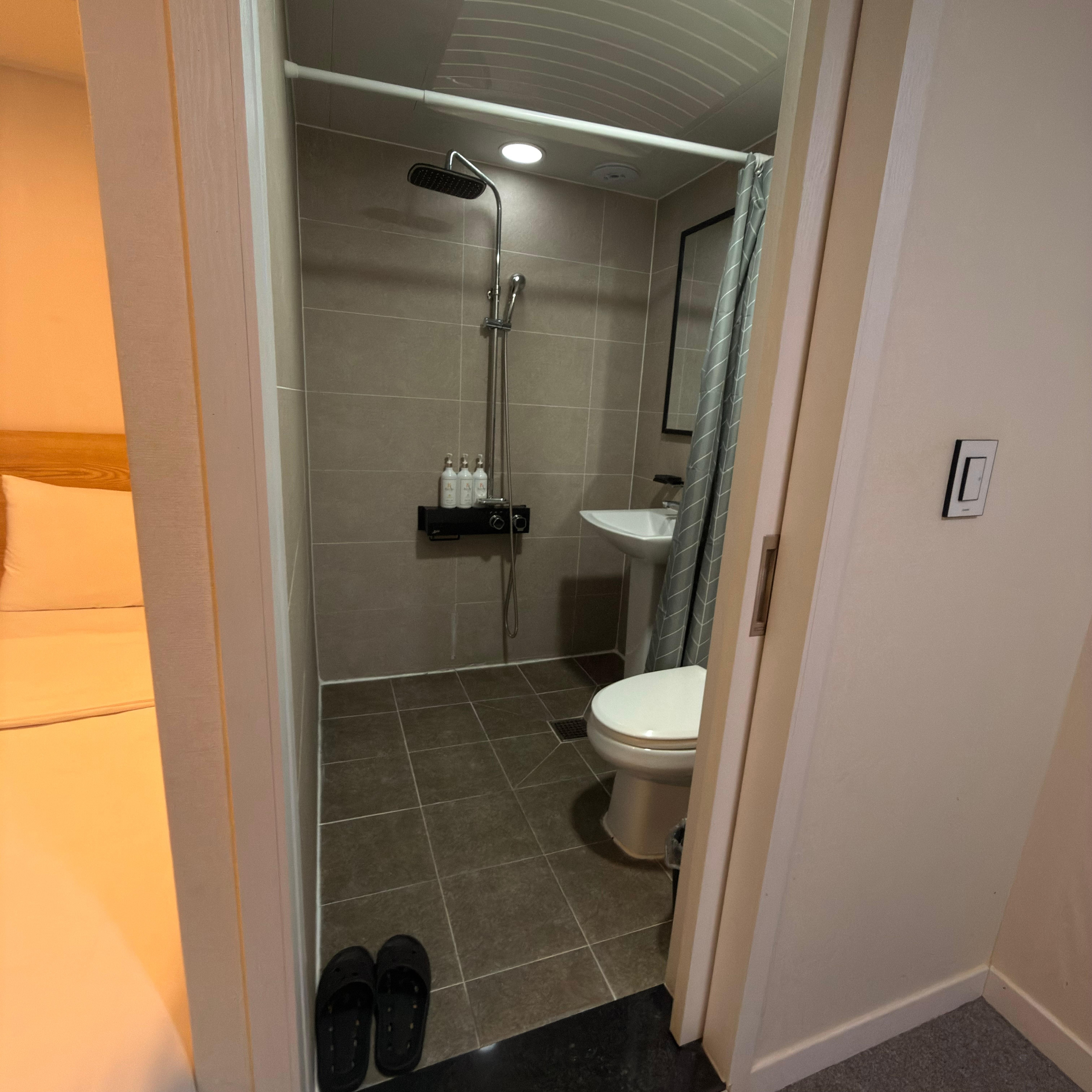 廁所簡單！個人盥洗用品需要自己準備！隔間就用拉鏈